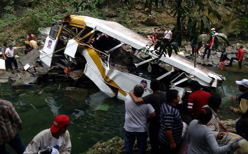 На севере Филиппин 19 человек погибли при падении грузовика в овраг