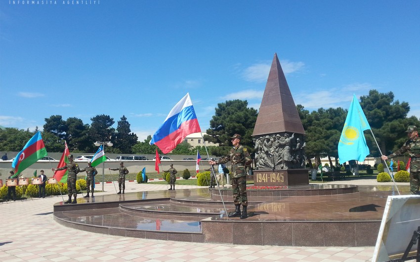 Послы стран СНГ возложили венок к Мемориалу воинской славы в Баку
