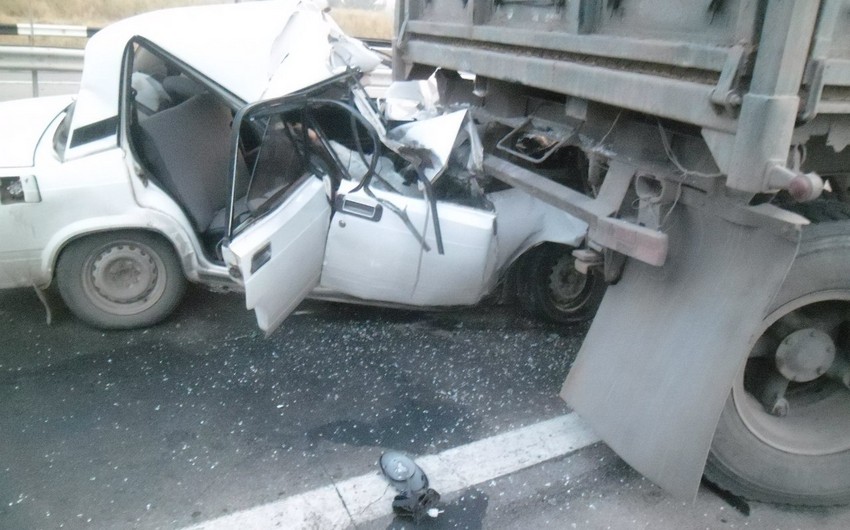 На трассе Баку-Губа столкнулись грузовой автомобиль и легковая машина: есть погибшие
