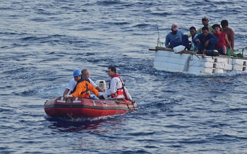 Неуправляемое судно с 450 мигрантами отбуксировано в итальянский порт