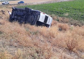 Türkiyədə müəllimləri daşıyan avtobus aşıb, 10 nəfər yaralanıb