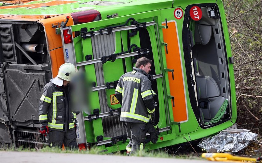 Bavariyada iki avtobus toqquşub, 50-yə yaxın insan xəsarət alıb