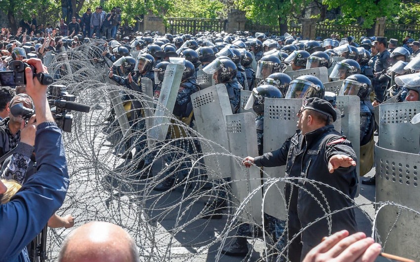 Yardımlar, viza, birgə hərbi təlim şirinliyi - Ermənistan vətəndaş savaşı astanasında - ŞƏRH