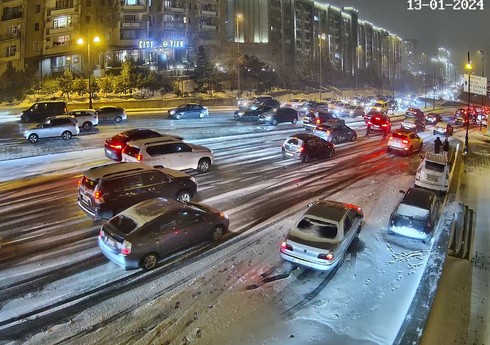 На ряде улиц и проспектов Баку из-за погодных условий наблюдаются пробки