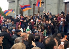 В Ереване протестующие собрались перед зданием МИД, где проходит встреча Мирзояна с Боргом