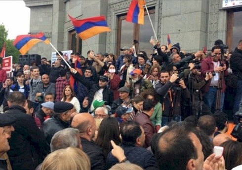 В Ереване протестующие собрались перед зданием МИД, где проходит встреча Мирзояна с Боргом