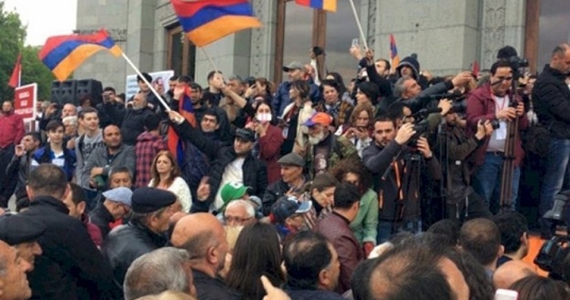 Yerevan protesters gather outside Foreign Ministry building hosting Mirzoyan-Borg meeting
