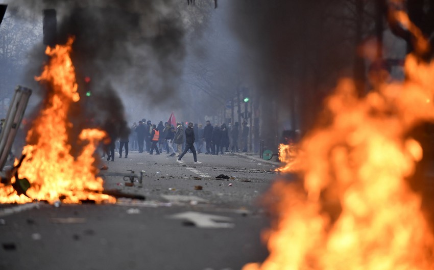 Jurnalist: Fransa polisi hökumətə qarşı keçirilən aksiyalar zamanı daha çox zorakılıq törədir
