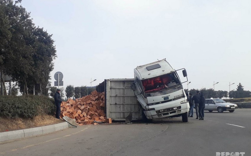 В Шемкире перевернулся грузовик, кирпичи рассыпались на дорогу - ФОТО