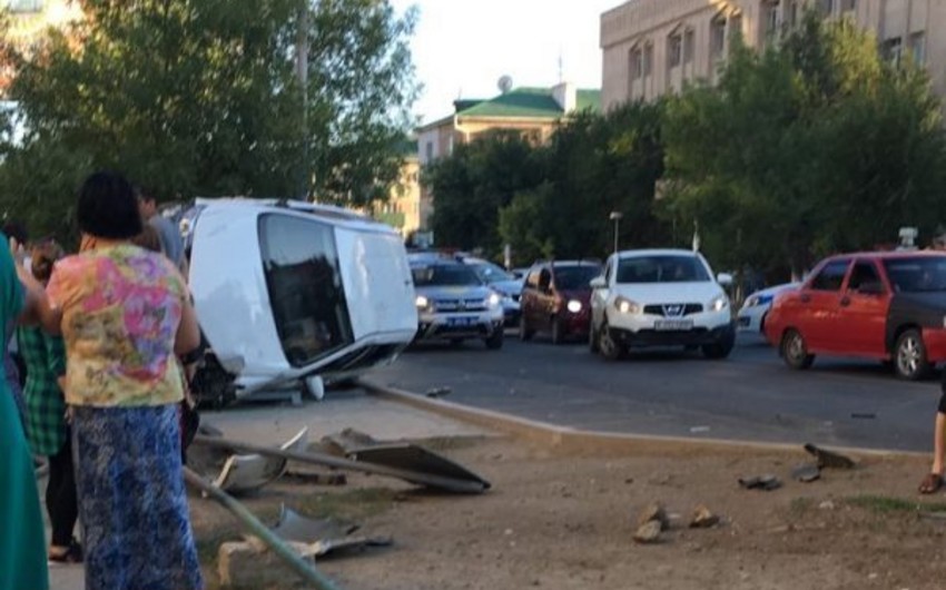 В Казахстане автомобиль въехал в остановку, есть пострадавшие