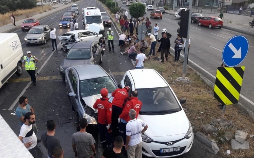 В Стамбуле столкнулись 10 автомобилей, есть пострадавшие