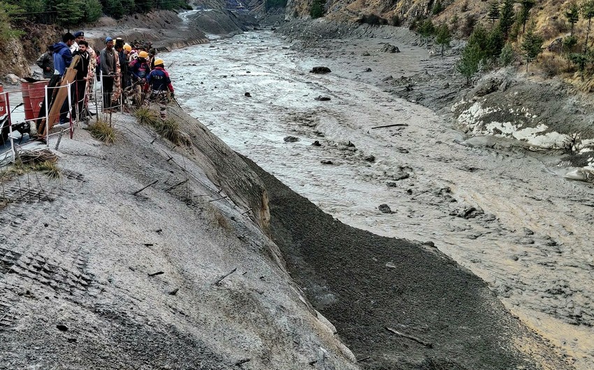 Число погибших при сходе ледника в Индии выросло до 14