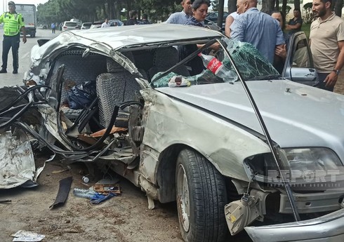 На дороге Баку-Сумгайыт автомобиль врезался в дерево, погибли два человека