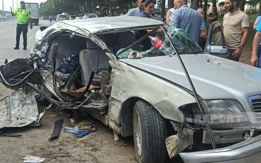 На дороге Баку-Сумгайыт автомобиль врезался в дерево, погибли два человека