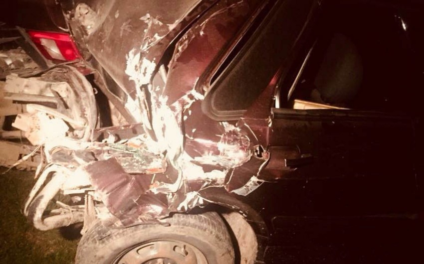 В Баку автомобиль на высокой скорости совершил аварию, есть пострадавшие - ВИДЕО - ФОТО