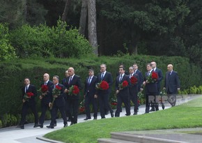 Государственные и правительственные чиновники чтут память великого лидера Гейдара Алиева