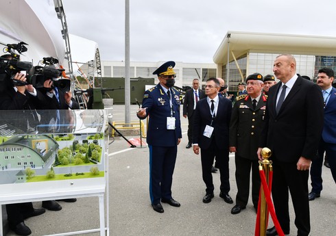 Президент Ильхам Алиев ознакомился с выставками ADEX-2022 и Securex Caspian