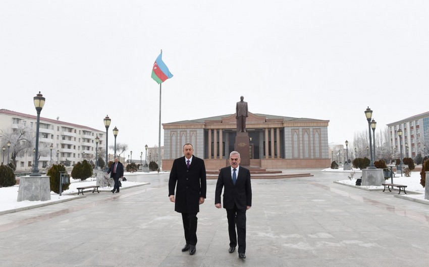 Prezident İlham Əliyev Naxçıvanda ümummilli lider Heydər Əliyevin abidəsini ziyarət edib