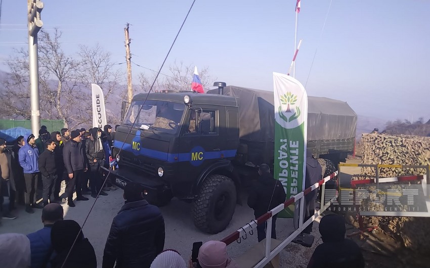 По дороге Ханкенди-Лачын в очередной раз беспрепятственно проехали автомобили снабжения российских миротворцев - ВИДЕО