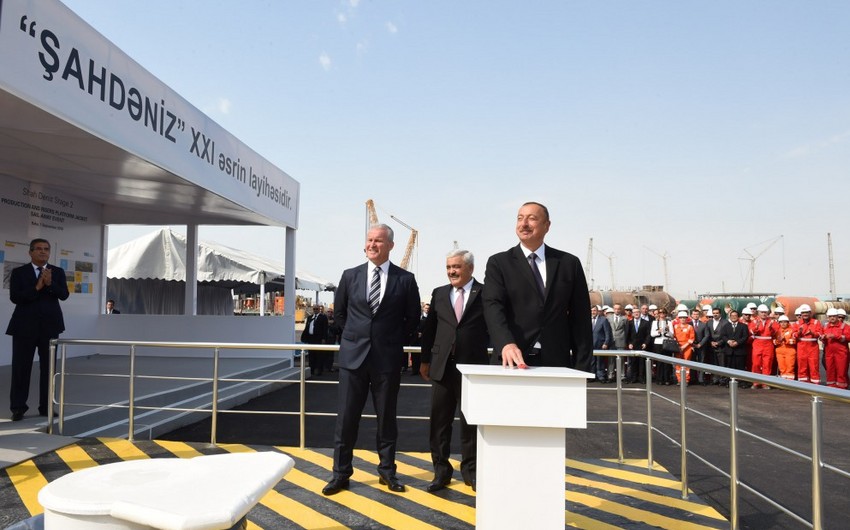Президент Ильхам Алиев принял участие в церемонии отправки в море опорного блока по проекту Шахдениз-2