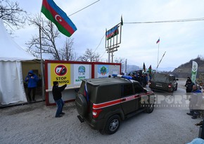 Two more cars of Russian peacekeepers pass freely through Khankandi-Lachin road