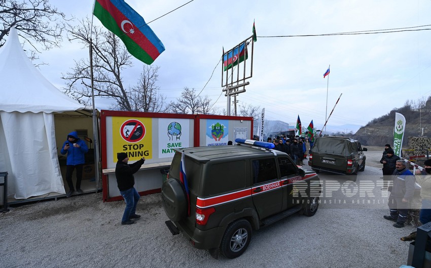 Two more cars of Russian peacekeepers pass freely through Khankandi-Lachin road