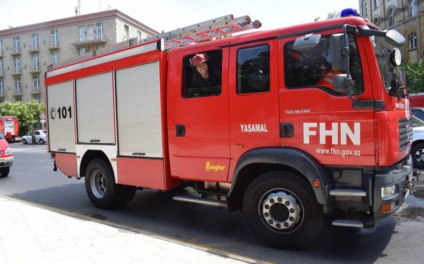 Сотрудники МЧС Азербайджана спасли из горящего здания в Гяндже одного человека