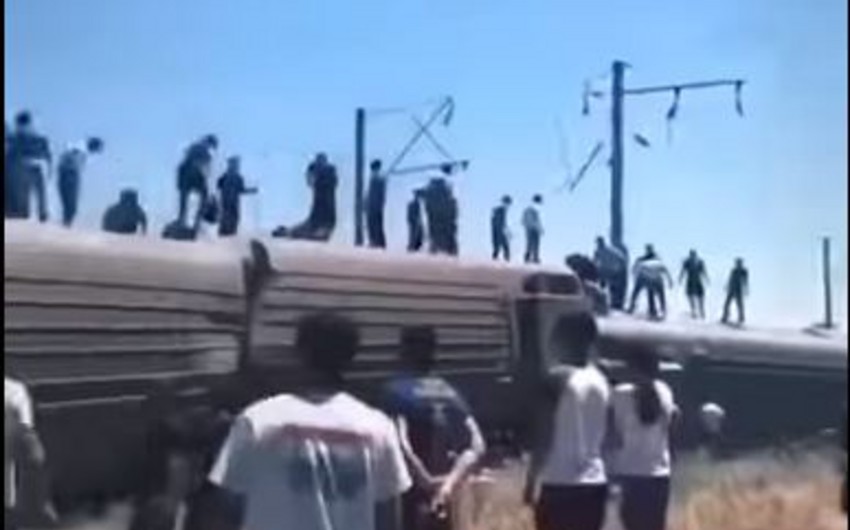 В Казахстане с рельсов сошёл пассажирский поезд, один подросток погиб, ещё трое пострадали - ВИДЕО