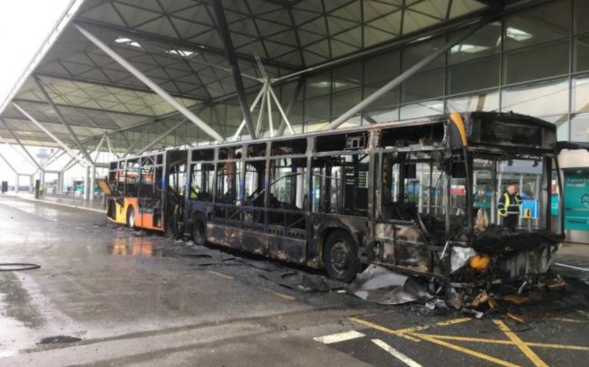 В лондонском аэропорту отменили более 100 рейсов из-за горящего автобуса - ВИДЕО