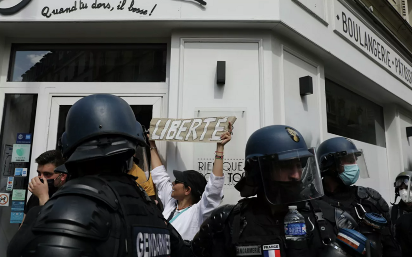 Fransada polis sanitar qaydalara qarşı etirazçılara qarşı gözyaşardıcı qaz tətbiq edib