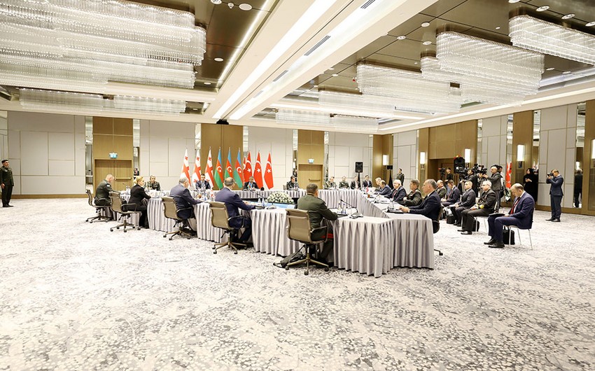 В Баку проходит встреча министров обороны Азербайджана, Турции и Грузии