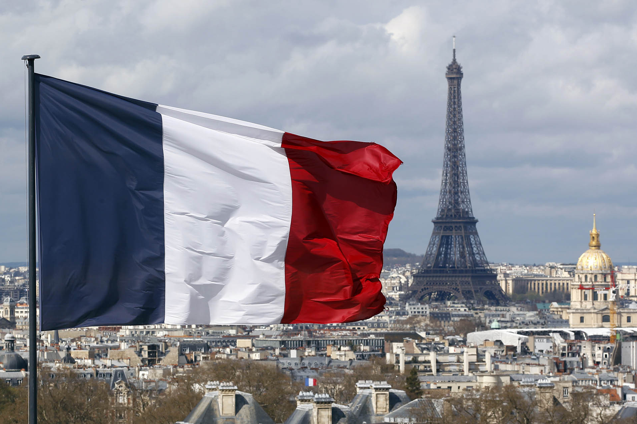 Франция призвала. Открытие Франции. Флаг французской Москвы. Французский деятель с флагом Франции. Франция флаг ночь.