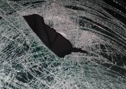 В Баку автомобиль врезался в железное ограждение, есть погибший