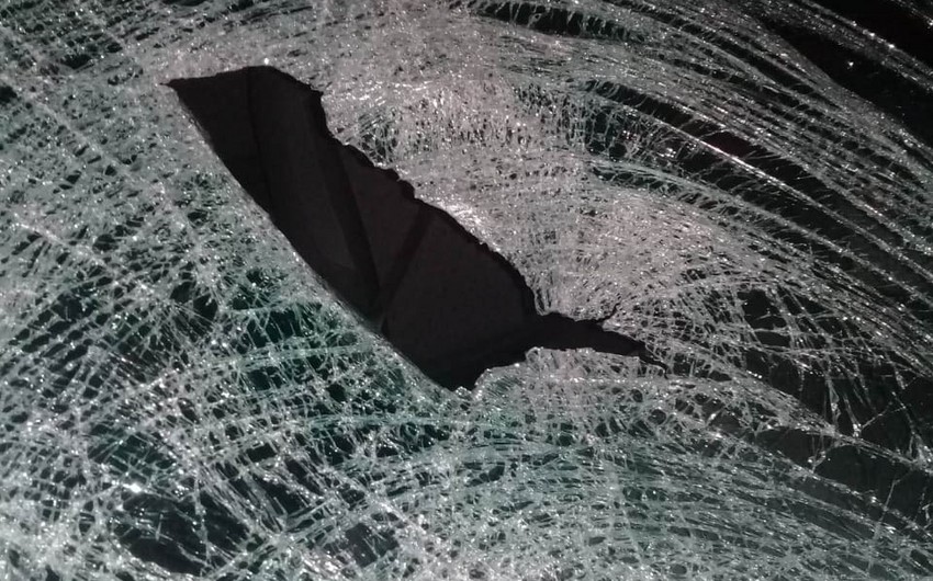 ДТП в Гаджигабуле: в результате столкновения автомобилей пассажир вылетел из окна 