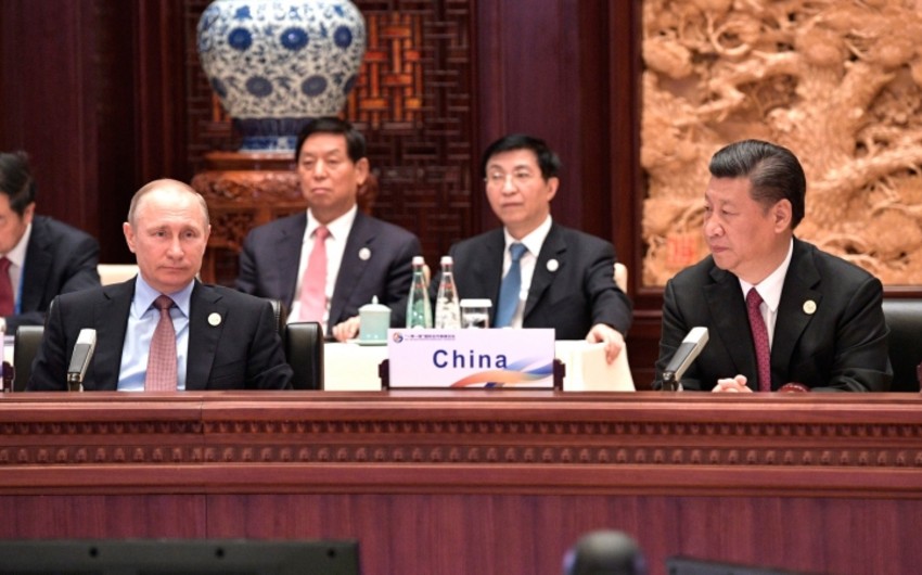 Pekin forumunda Putinin çıxışı zamanı süfrəyə çay paylanıb - VİDEO