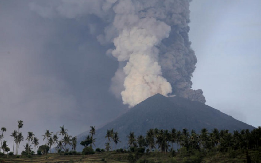 Посольство: Обращений от граждан Азербайджана в связи с извержением вулкана на Бали не поступало