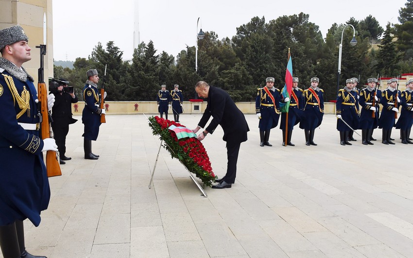 President Ilham Aliyev visits Alley of Martyrs in Baku