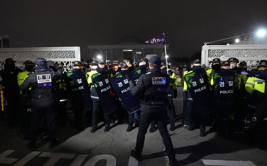 Seulda parlament binası qarşısında yüzlərlə insan hərbi vəziyyətin tətbiqinə etiraz edir