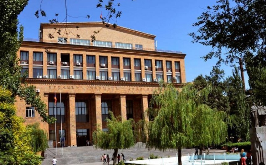 Yerevanda Dövlət Universitetinin tələbələri rektorun istefasını tələb edirlər