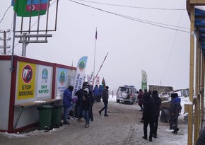 Another car of Russian peacekeepers moves freely on Khankandi-Lachin road