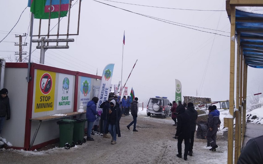 Another car of Russian peacekeepers moves freely on Khankandi-Lachin road