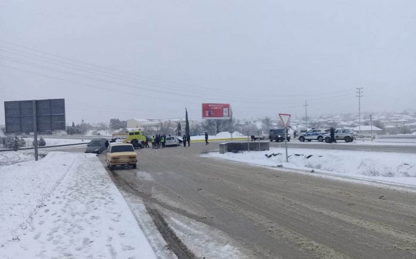 Из-за снега и тумана на трассе Баку-Евлах произошла цепная авария - ФОТО