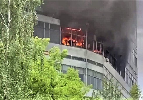 МЧС: Девять человек могут находиться в горящем здании в подмосковном Фрязино