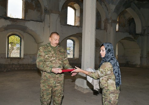 Президент Азербайджана подарил Агдамской мечети привезенный из Мекки Священный Коран