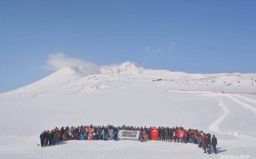 На горе Эрджияс почтили память жертв Ходжалинского геноцида - ВИДЕО