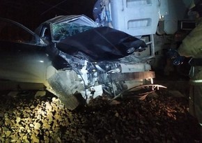 В Баку автомобиль врезался в электропоезд, есть пострадавший