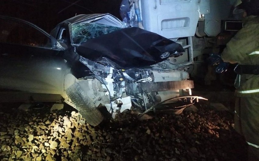 В Баку автомобиль врезался в электропоезд, есть пострадавший