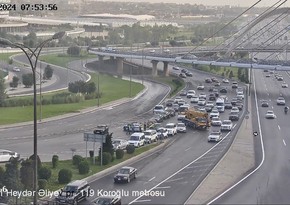 В Баку на одной из развязок ограничено движение из-за пролившегося на дорогу битума