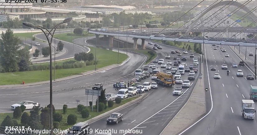 Bakıda bitum daşıyan yük maşını aşıb, maye yola dağılıb