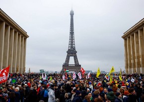 Напротив Эйфелевой башни в Париже начался митинг против нового закона о миграции
